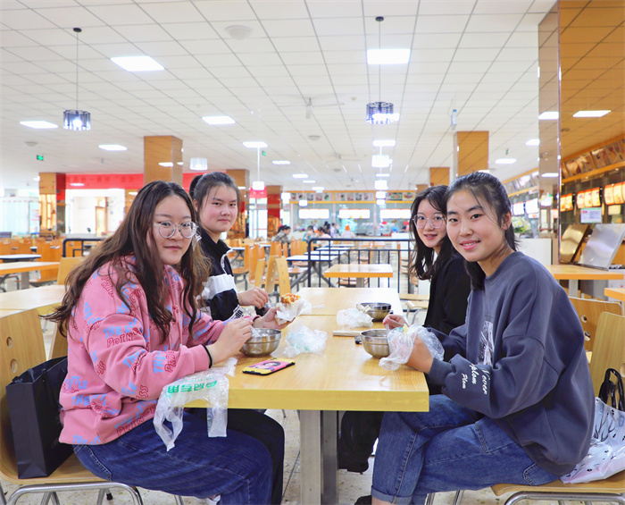 运城职业技术大学学生在二号服务中心就餐1.jpg