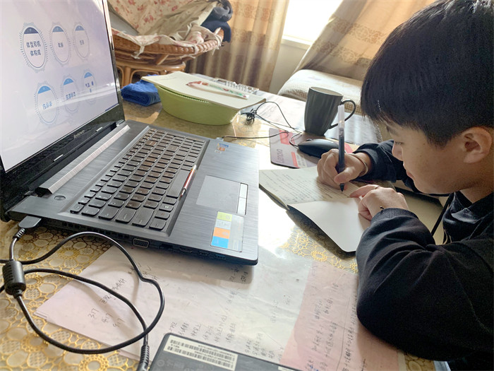 学生听课2.jpg 学生听课2.jpg